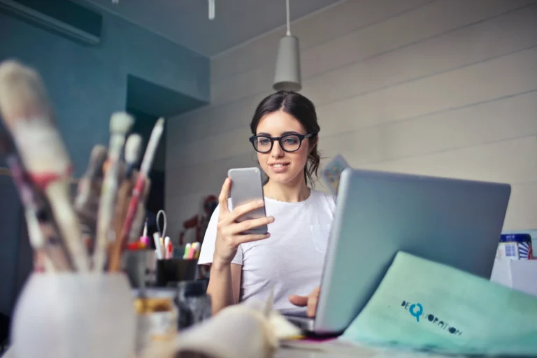 mujer consultando informacion acerca de alimentacion
