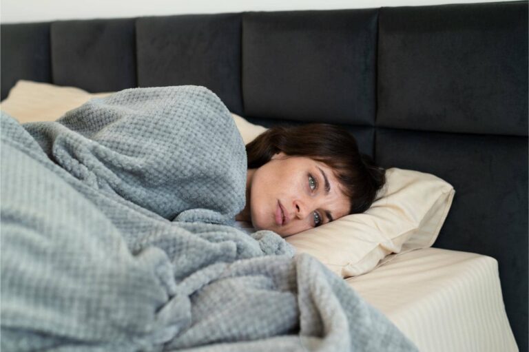 Persona sin poder dormir en la cama