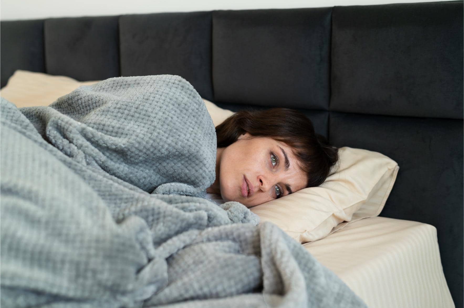 Persona sin poder dormir en la cama