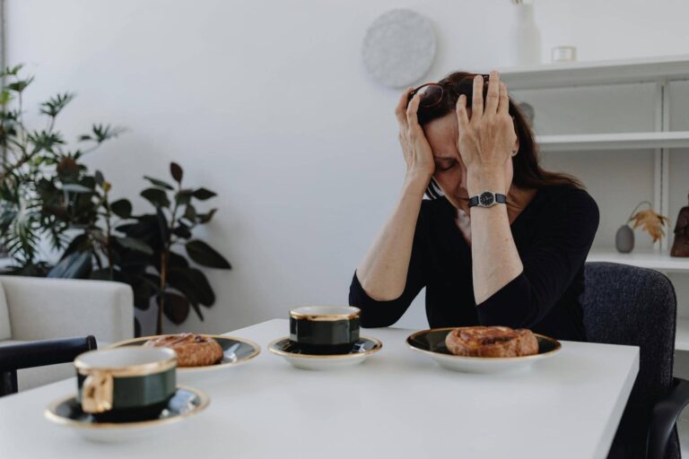 Mujer estresada comiendo