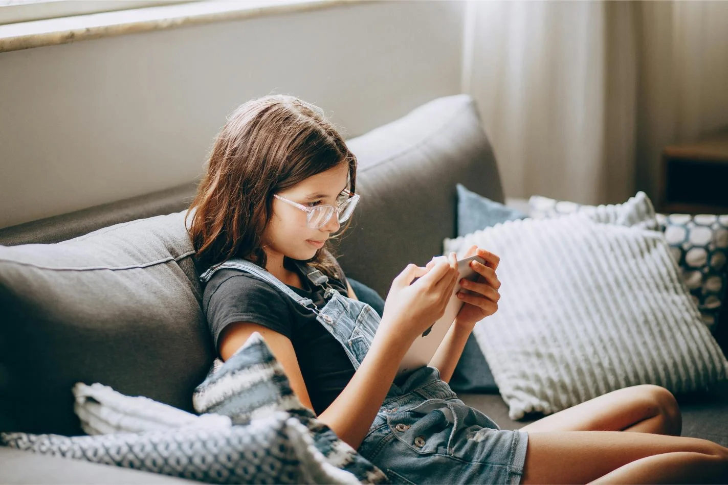 infante con el movil